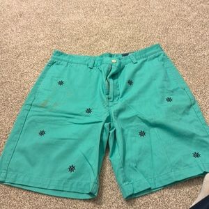Vineyard Vines mens 34 light wash green boat wheel shorts. Small stain